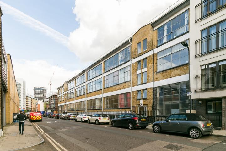 Stunning three bedroom warehouse apartment offering loft style features  Eagle House - Eagle Wharf Road, Old Street - Shoreditch Park